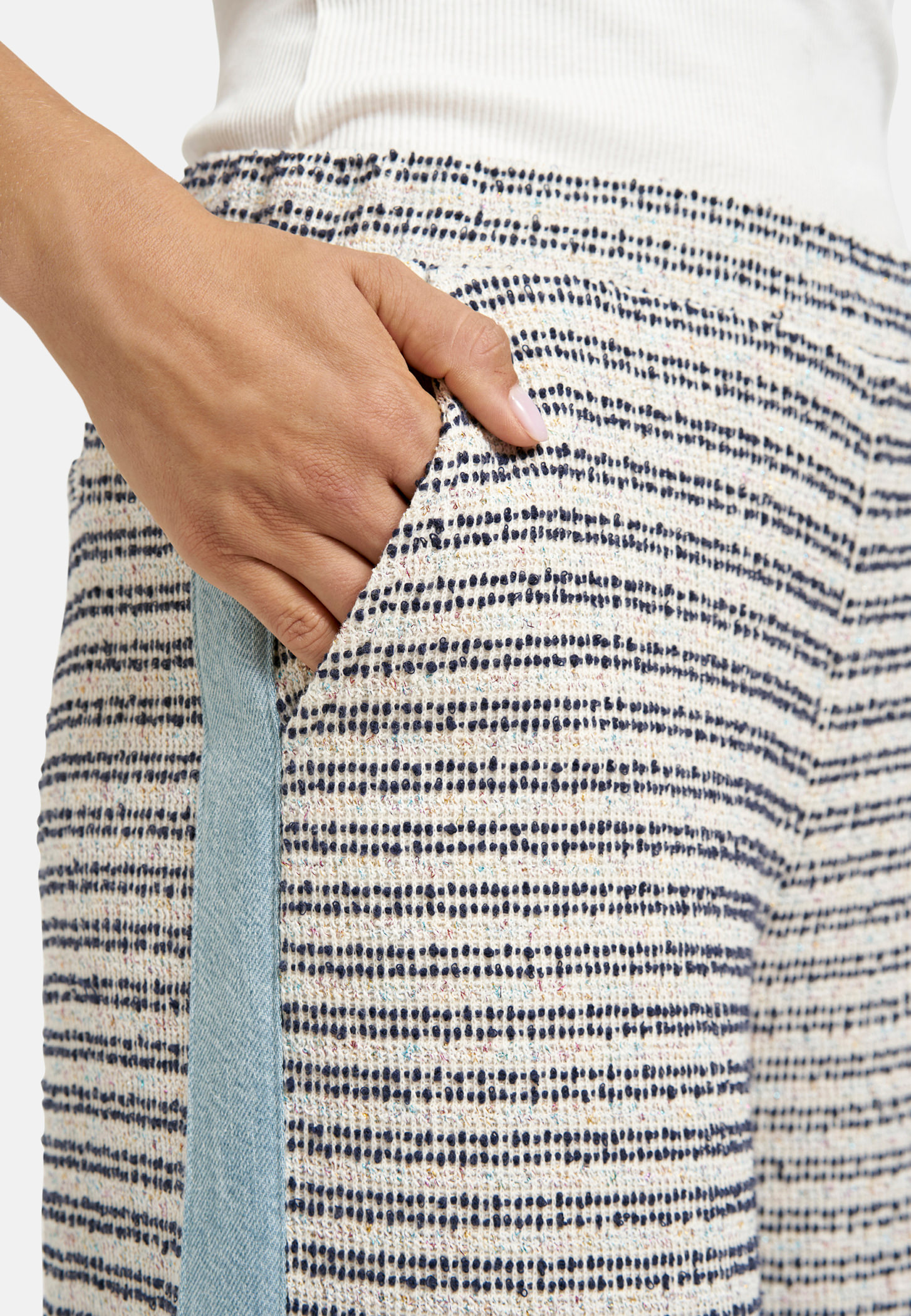 61 5599 2343 1104 06