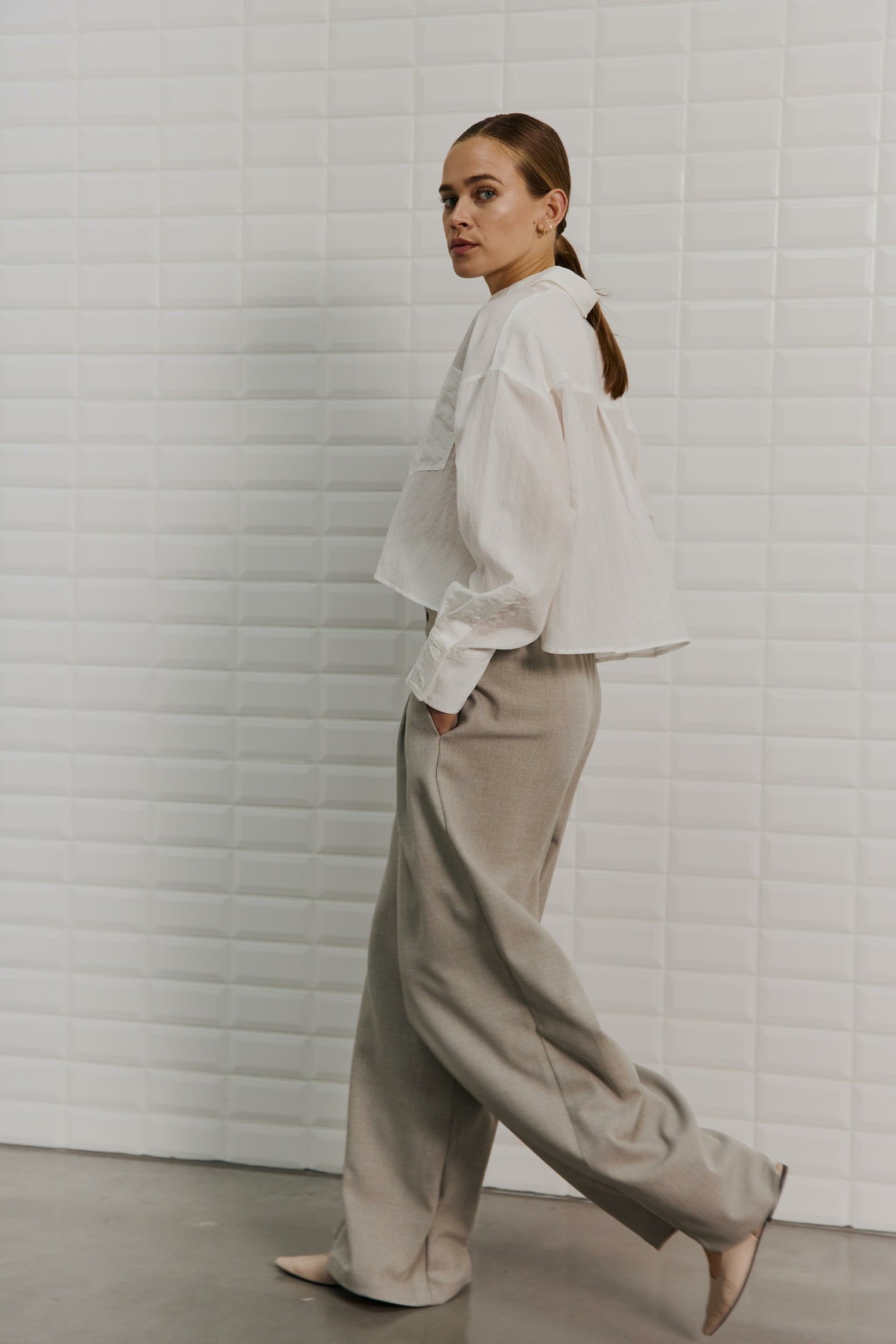 Genial Conceptstore With Black Wblpilar Tailored Pant Grey Sand Melange Wblshorty Soft Cropped Shirt White00004