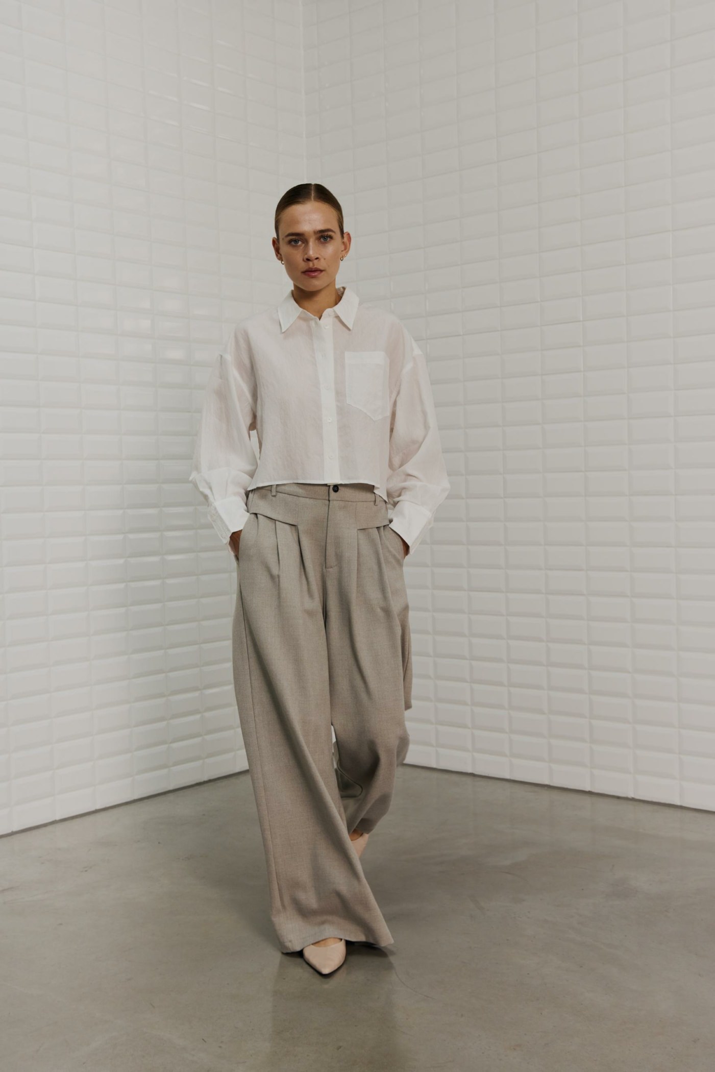Genial Conceptstore With Black Wblpilar Tailored Pant Grey Sand Melange Wblshorty Soft Cropped Shirt White000056