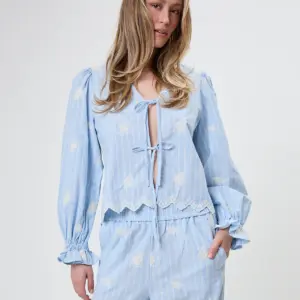 Ninonwovenshirt Skyblue 1005722020 340genial Conceptstore Oh April