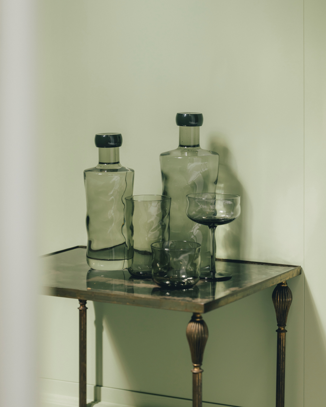 Paveau Glasflasche "Swirl Bottle Mist" Dunkelgrau 0,75 L