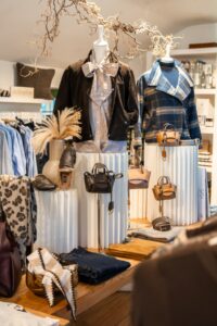 Herbstliche Looks mit Karomuster, Strick und Taschen im GENIAL Concept Store