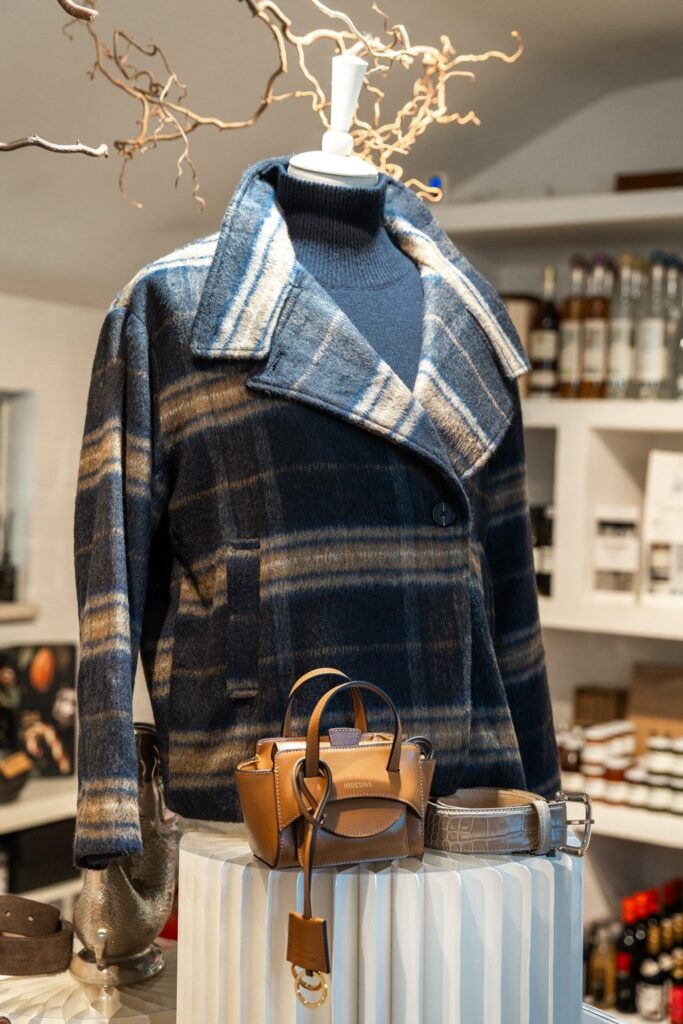 Karierter Herbstlook in Blau und Camel mit passenden Accessoires