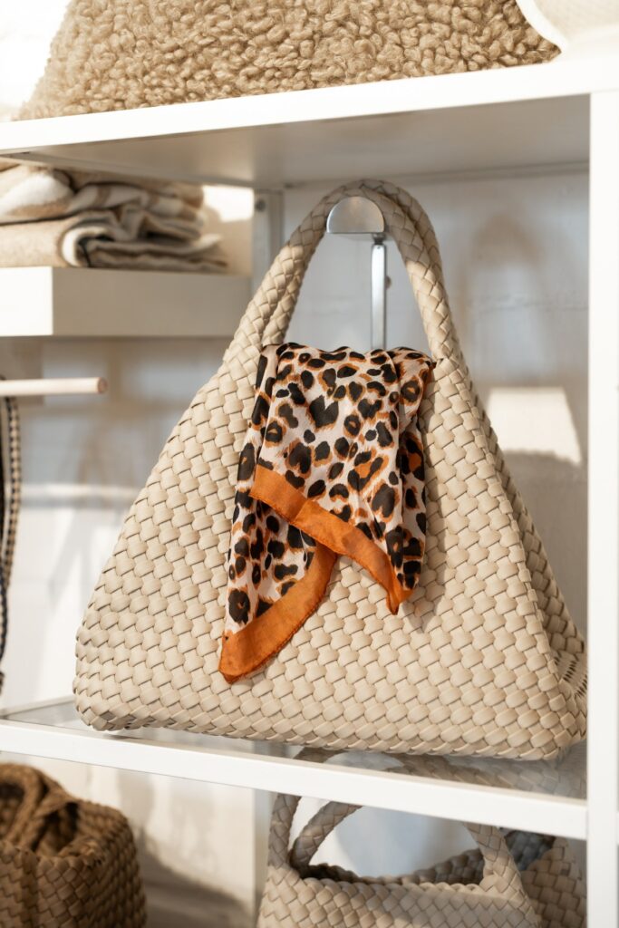 Helle geflochtene Marrea-Tasche mit gemustertem PURSCHOEN-Tuch