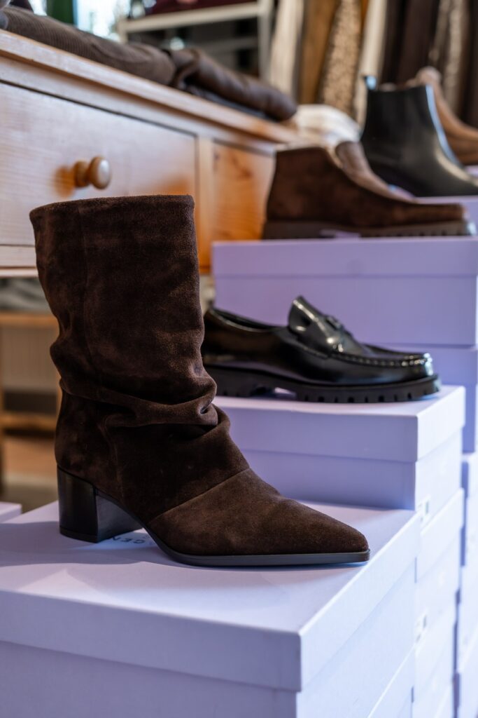 Braune Stiefeletten und schwarze Loafer im GENIAL Concept Store