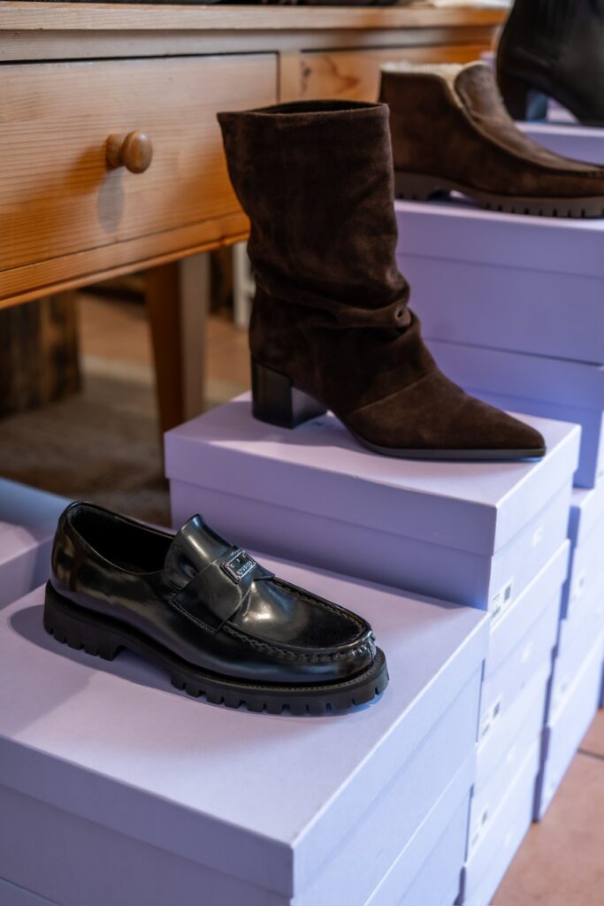 Herbstliche Schuh-Auswahl mit Boots und Loafern