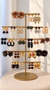 Statement-Ohrringe von LOTT. gioielli im GENIAL Concept Store: große Blüten, Perlenformen, Tropfen und Blattmotive in Kupfer, Gold, Creme, Braun und Schwarz