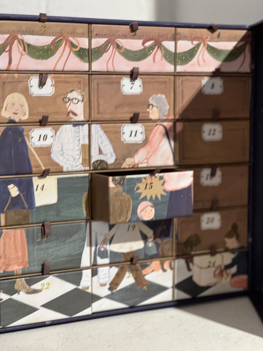 Geöffneter KKNEKKI Adventskalender 2026 mit nummerierten, illustrierten Schubladen, Schublade 15 halb herausgezogen